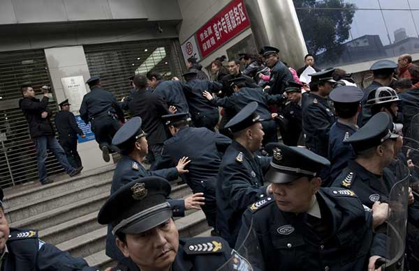 湖南博沣公司信托产品遇兑付危机债主堵门抗议，警察维持秩序